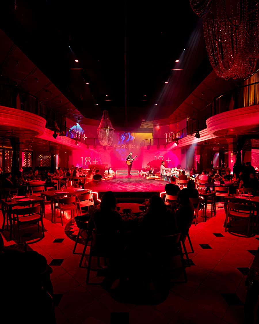 Ambiente do show com iluminação especial